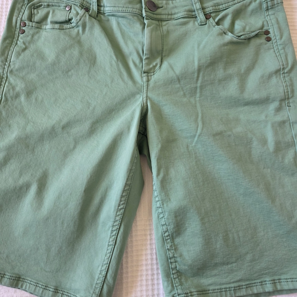 Tommy Bahama Light Green Women's Bermudas